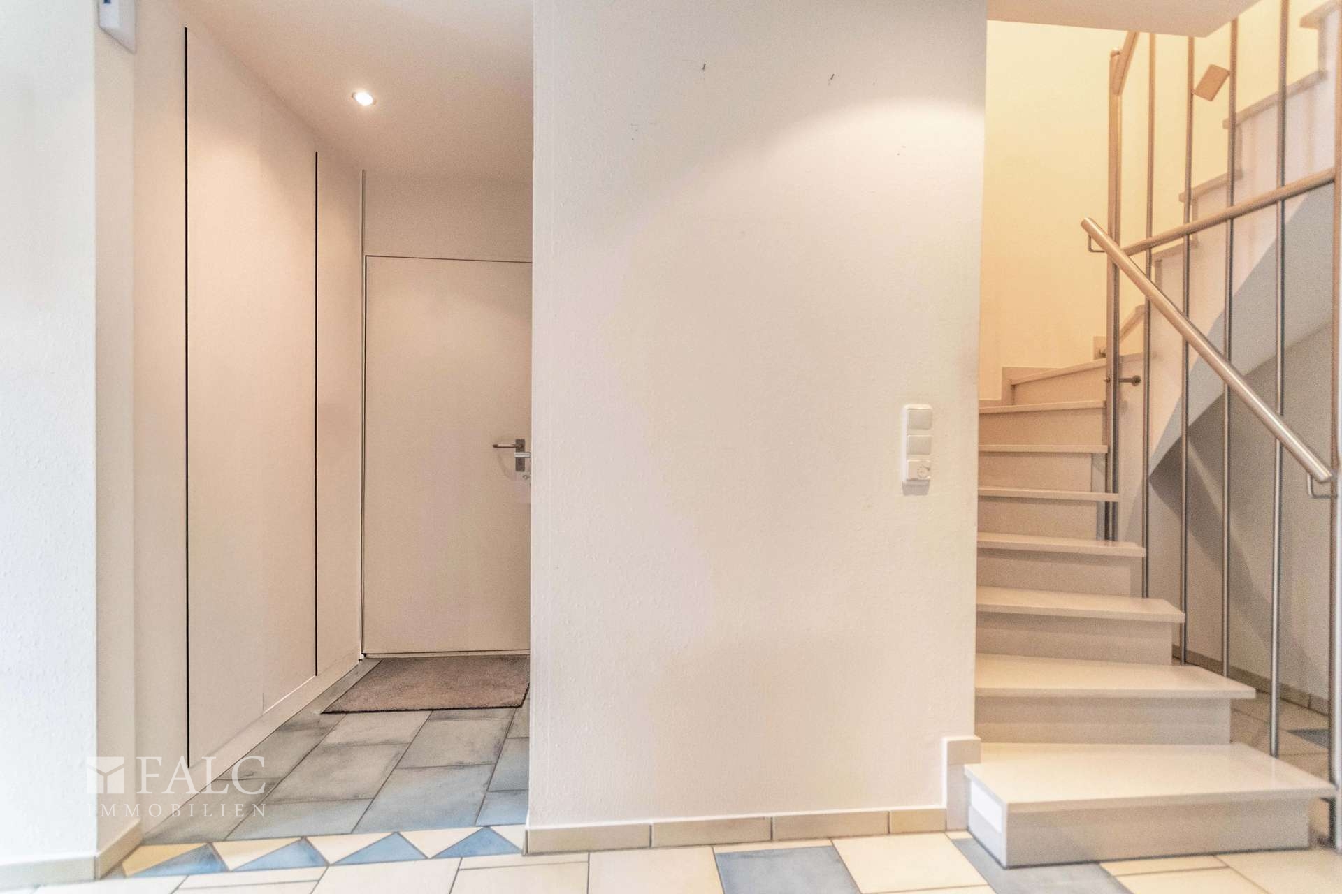 Garagenzugang u. Treppe - (KI generiert)